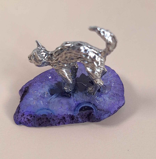 Pewter Cat on Purple Agate Slice - Image 3