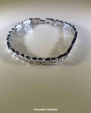 Silver alloy herringbone bracelet with 5,000 Gauss magnets, 7.75-inch